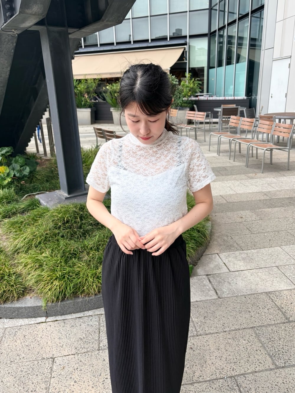 ブラック系のスカート、ホワイト系のTシャツ/カットソーを着用したレディースの夏コーディネートの5枚目の写真