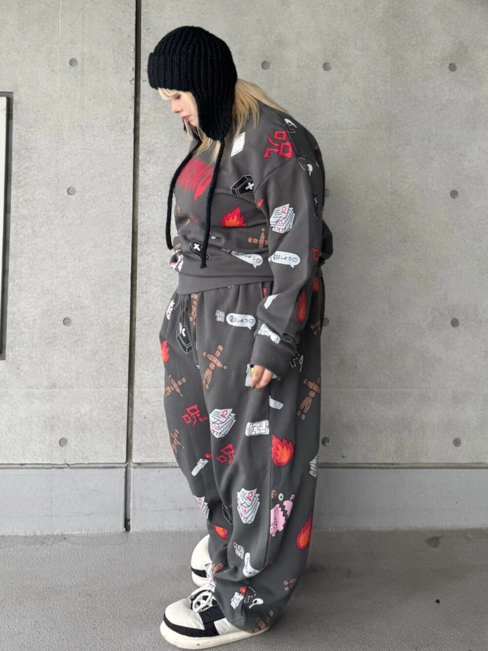 ブラック系のスウェットパンツ、ブラック系のスウェット、ブラック系のニットキャップ/ビーニーを着用したレディースの冬コーディネートの4枚目の写真