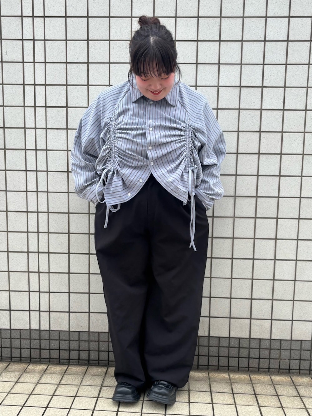 ブルー系のシャツ/ブラウス、ブラック系のその他パンツを着用したレディースの秋コーディネートの2枚目の写真