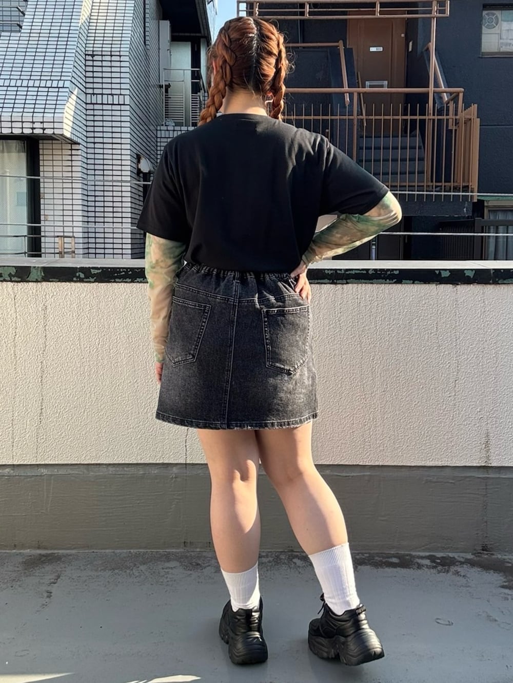 ブラック系のTシャツ/カットソー、グリーン系のTシャツ/カットソー、ブラック系のデニムスカートを着用したレディースの夏コーディネートの3枚目の写真