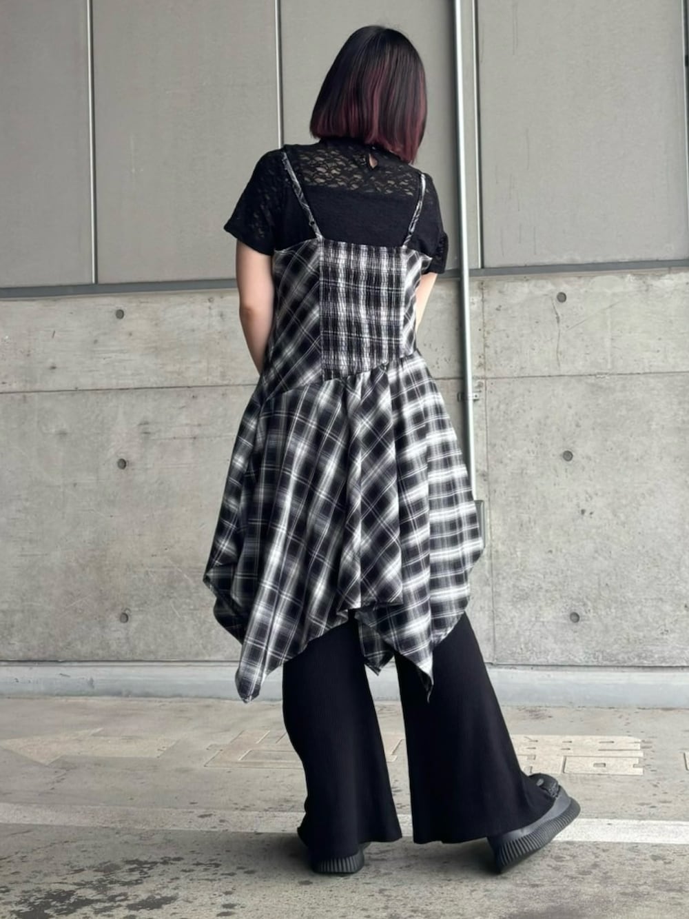 ブラック系のワンピース、ブラック系のTシャツ/カットソー、ブラック系のその他パンツを着用したレディースの夏コーディネートの3枚目の写真