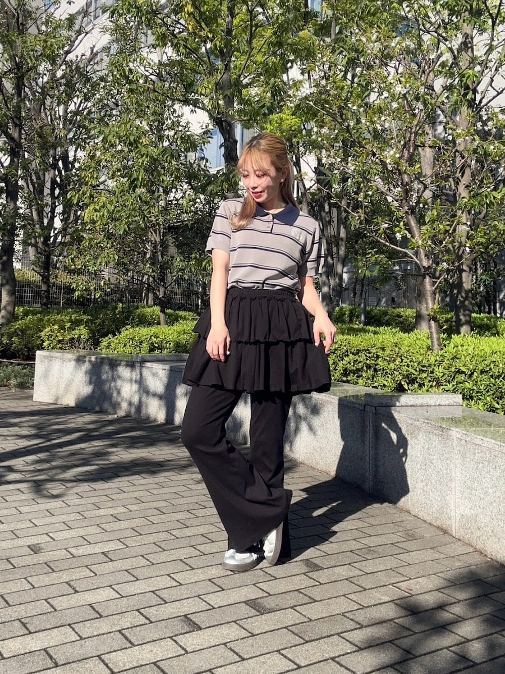 ブラック系のその他パンツ、グレー系のポロシャツを着用したレディースの春コーディネートの2枚目の写真