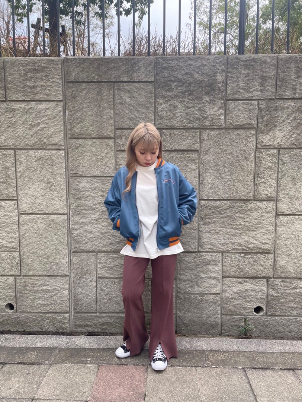 ブルー系のブルゾン、ホワイト系のTシャツ/カットソー、ブラウン系のその他パンツを着用したレディースの冬コーディネートの4枚目の写真