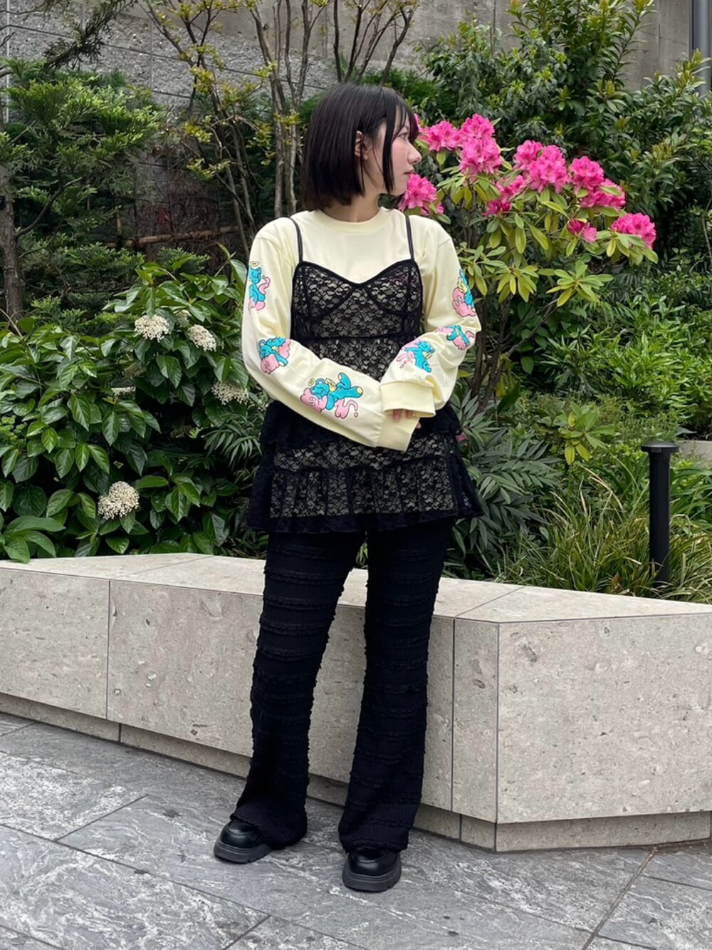 ブラック系のその他パンツ、ブラック系のワンピース、イエロー系のTシャツ/カットソーを着用したレディースの春コーディネートの5枚目の写真