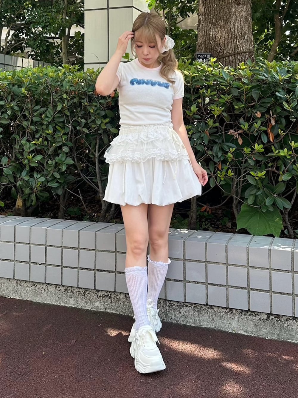 ホワイト系のスカート、ホワイト系のスカート、ホワイト系のTシャツ/カットソーを着用したレディースの夏コーディネートの2枚目の写真