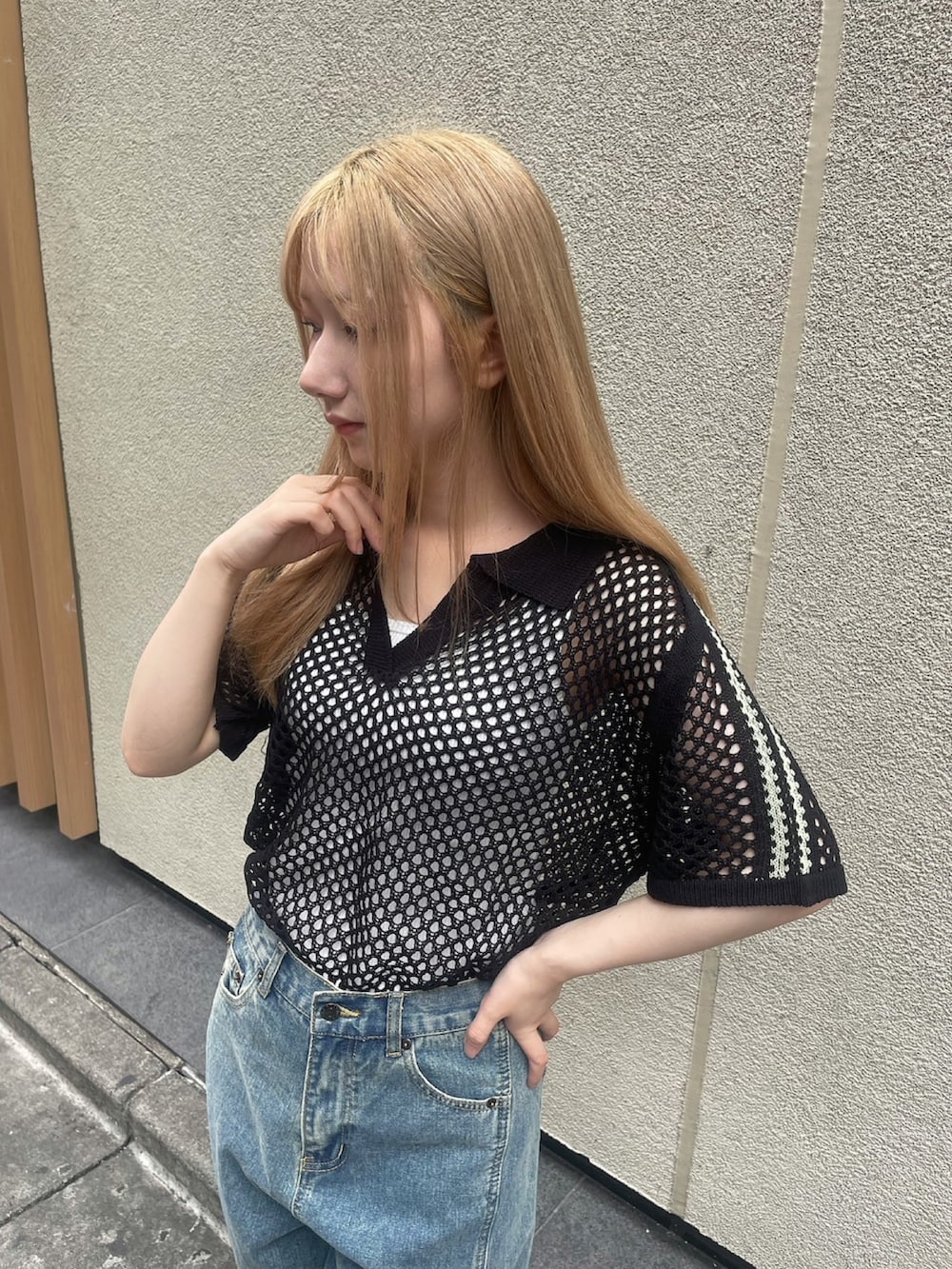 ブラック系のTシャツ/カットソー、ブルー系のデニムパンツを着用したレディースの夏コーディネートの2枚目の写真