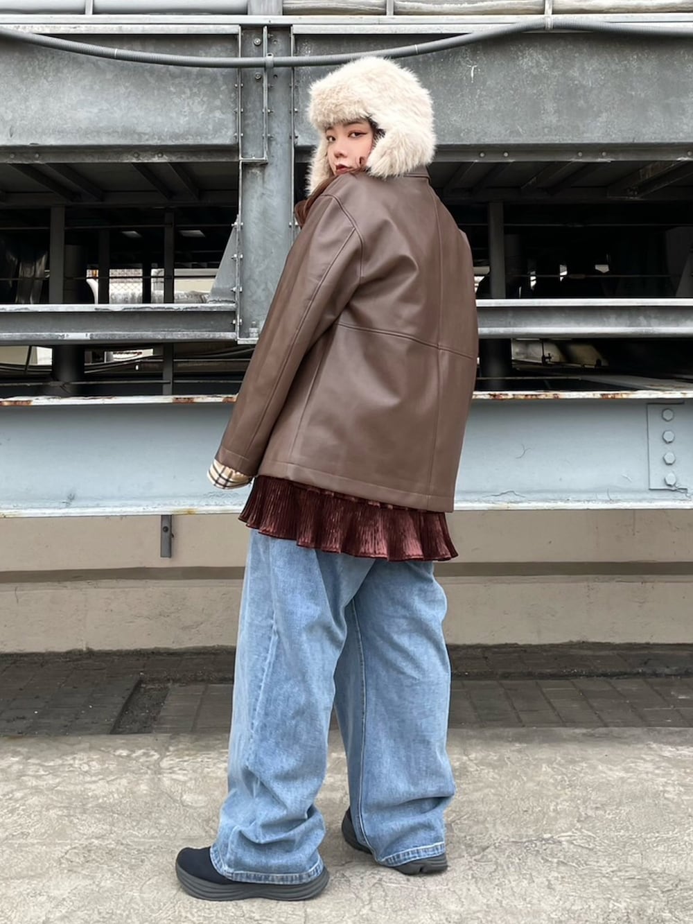 ブラウン系のブルゾン、ベージュ系のシャツ/ブラウス、ブラウン系のスカートを着用したレディースの冬コーディネートの4枚目の写真