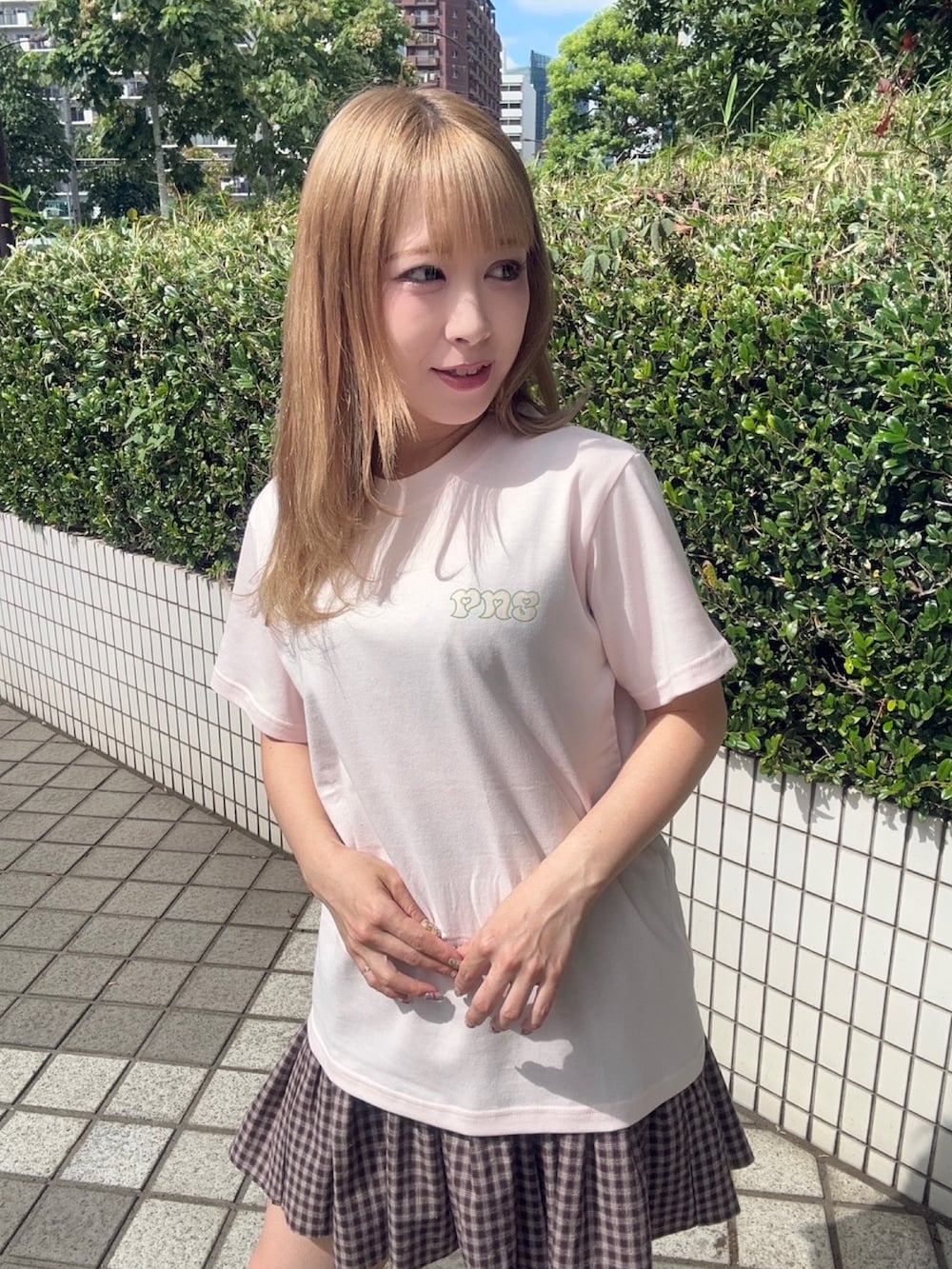 ブラウン系のスカート、ピンク系のTシャツ/カットソーを着用したレディースの夏コーディネートの5枚目の写真