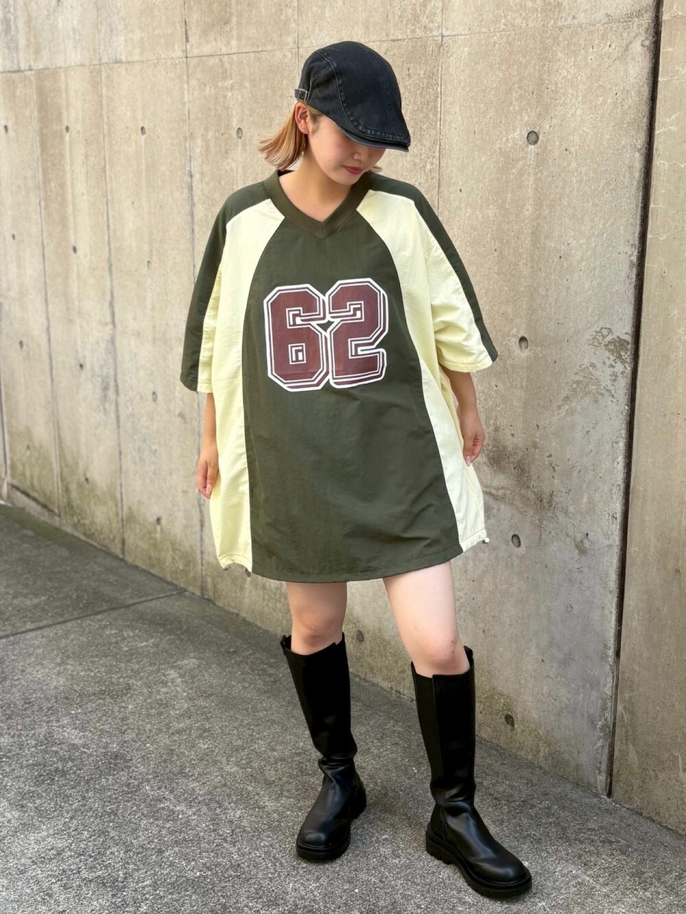 ブルー系のTシャツ/カットソー、グリーン系のTシャツ/カットソー、ブラック系のデニムスカートを着用したレディースの秋コーディネートの6枚目の写真