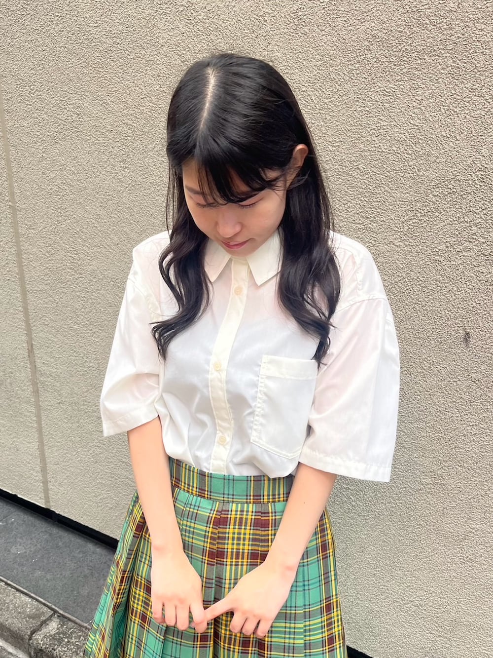 グリーン系のスカート、ホワイト系のシャツ/ブラウスを着用したレディースの夏コーディネートの2枚目の写真