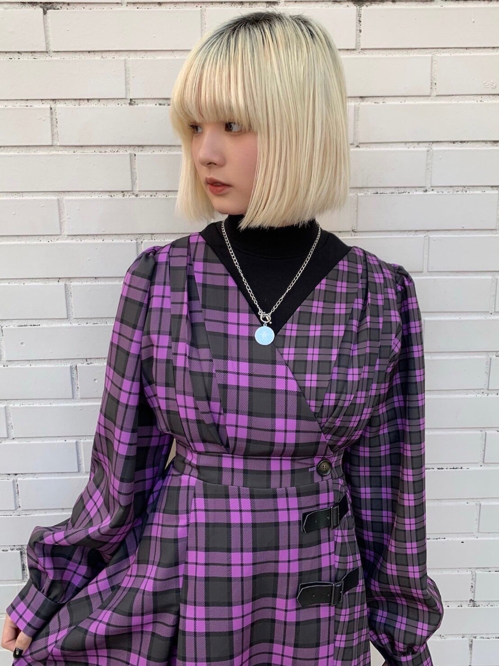 ブラック系のニット/セーター、パープル系のワンピースを着用したレディースの秋コーディネートの2枚目の写真