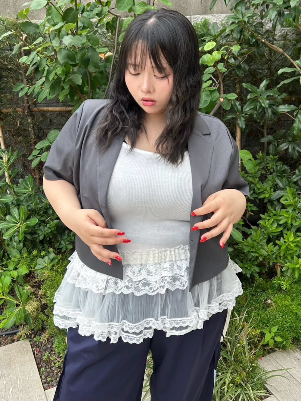 ブルー系のカーゴパンツ、グレー系のテーラードジャケット、ホワイト系のスカートを着用したレディースの夏コーディネートの5枚目の写真
