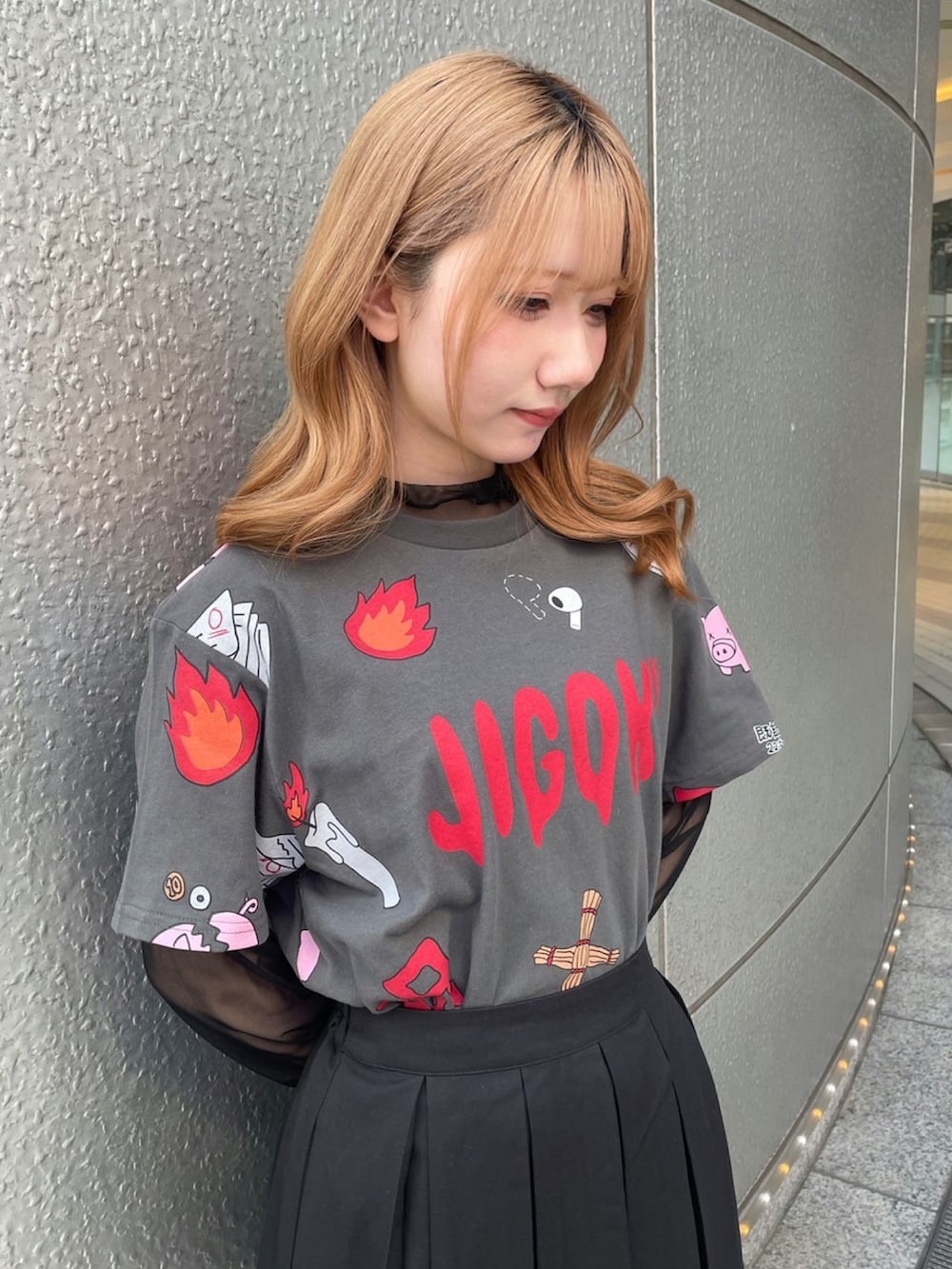 ブラック系のスカート、ブラック系のTシャツ/カットソー、ブラック系のTシャツ/カットソーを着用したレディースの春コーディネートの2枚目の写真