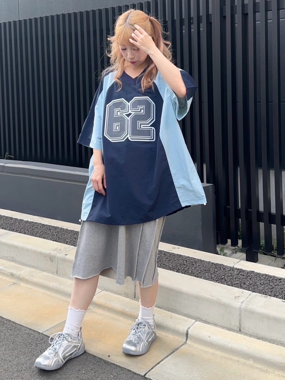 ブルー系のTシャツ/カットソー、グレー系のスウェットパンツを着用したレディースの秋コーディネートの3枚目の写真