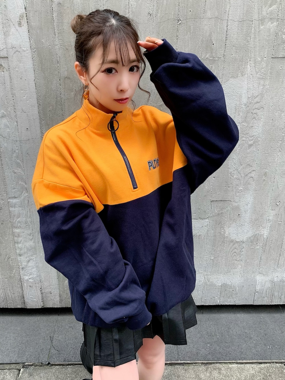 ブラック系のブーツ、その他のスウェット、ブラック系のスカートを着用したレディースの秋コーディネートの3枚目の写真