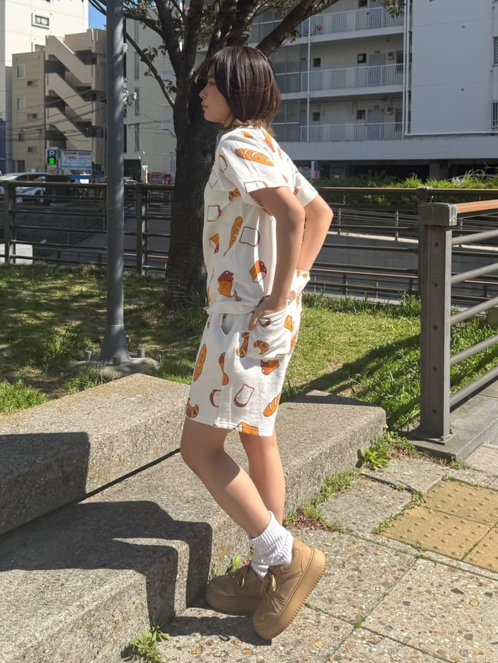 ベージュ系のスウェットパンツ、ベージュ系のTシャツ/カットソーを着用したレディースの春コーディネートの3枚目の写真