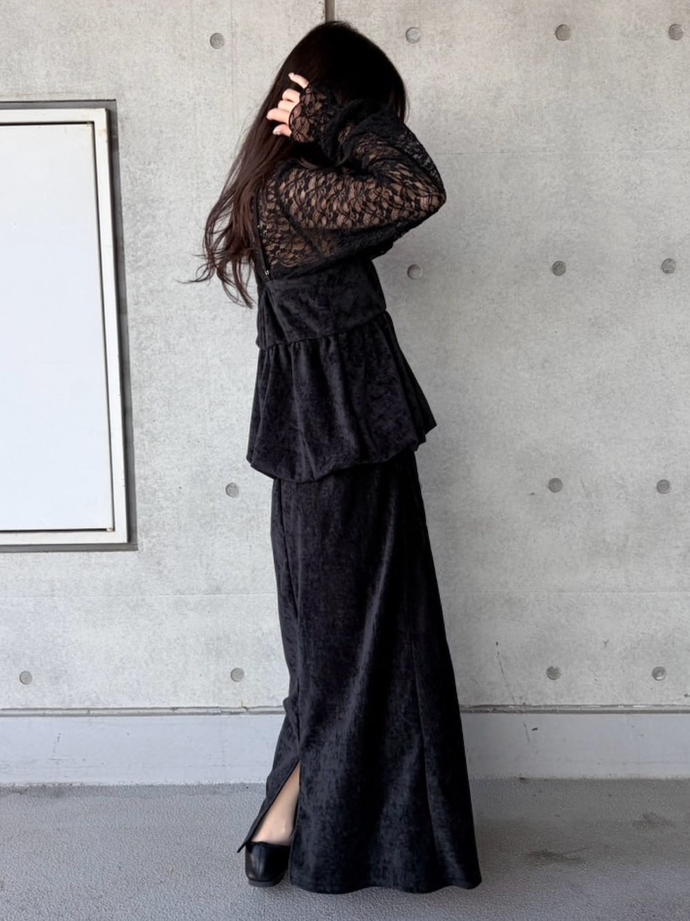 ブラック系のスカート、ブラック系のチュニック、ブラック系のTシャツ/カットソーを着用したレディースの冬コーディネートの3枚目の写真