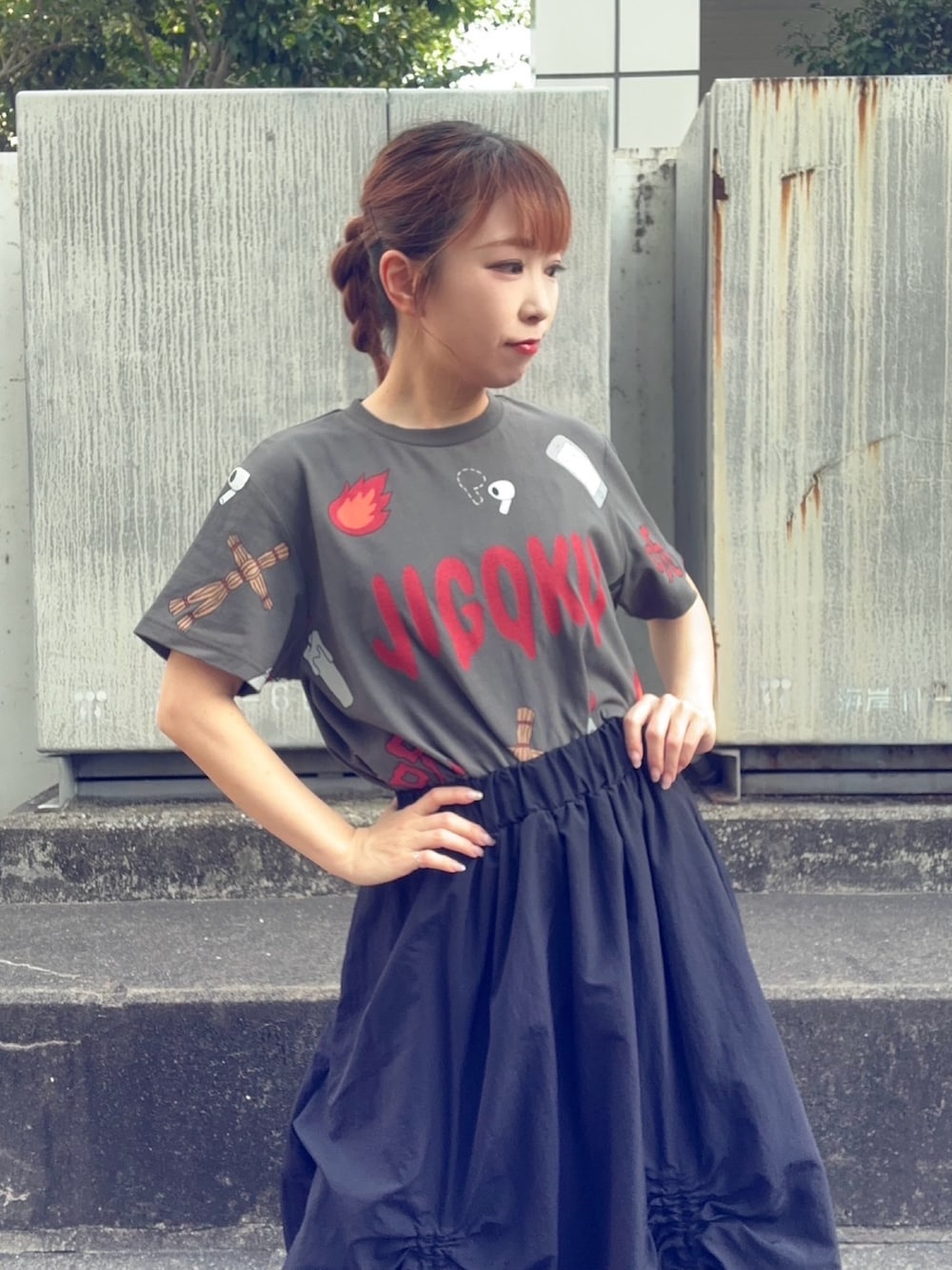 ブラック系のスカート、ブラック系のTシャツ/カットソーを着用したレディースの夏コーディネートの3枚目の写真