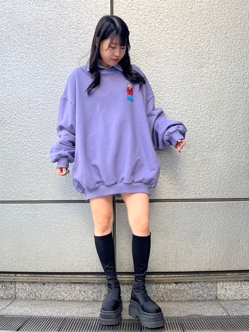 パープル系のスウェット、ブルー系のシャツ/ブラウスを着用したレディースの冬コーディネートの2枚目の写真