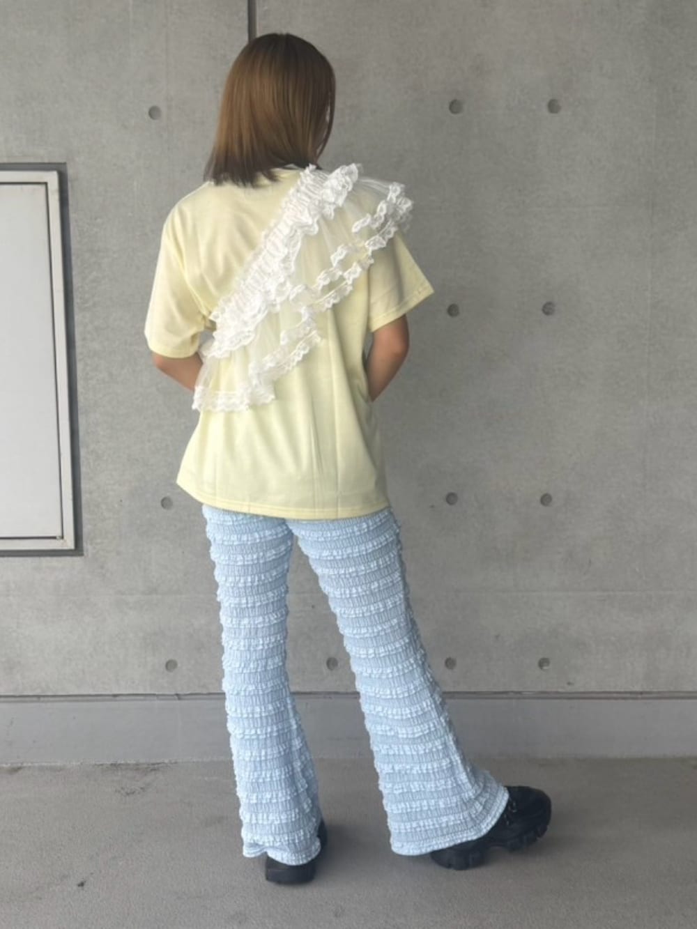 ブルー系のその他パンツ、イエロー系のTシャツ/カットソー、ホワイト系のスカートを着用したレディースの秋コーディネートの5枚目の写真