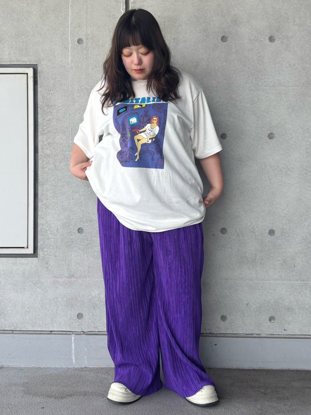 パープル系のその他パンツ、ホワイト系のTシャツ/カットソーを着用したレディースの春コーディネートの2枚目の写真