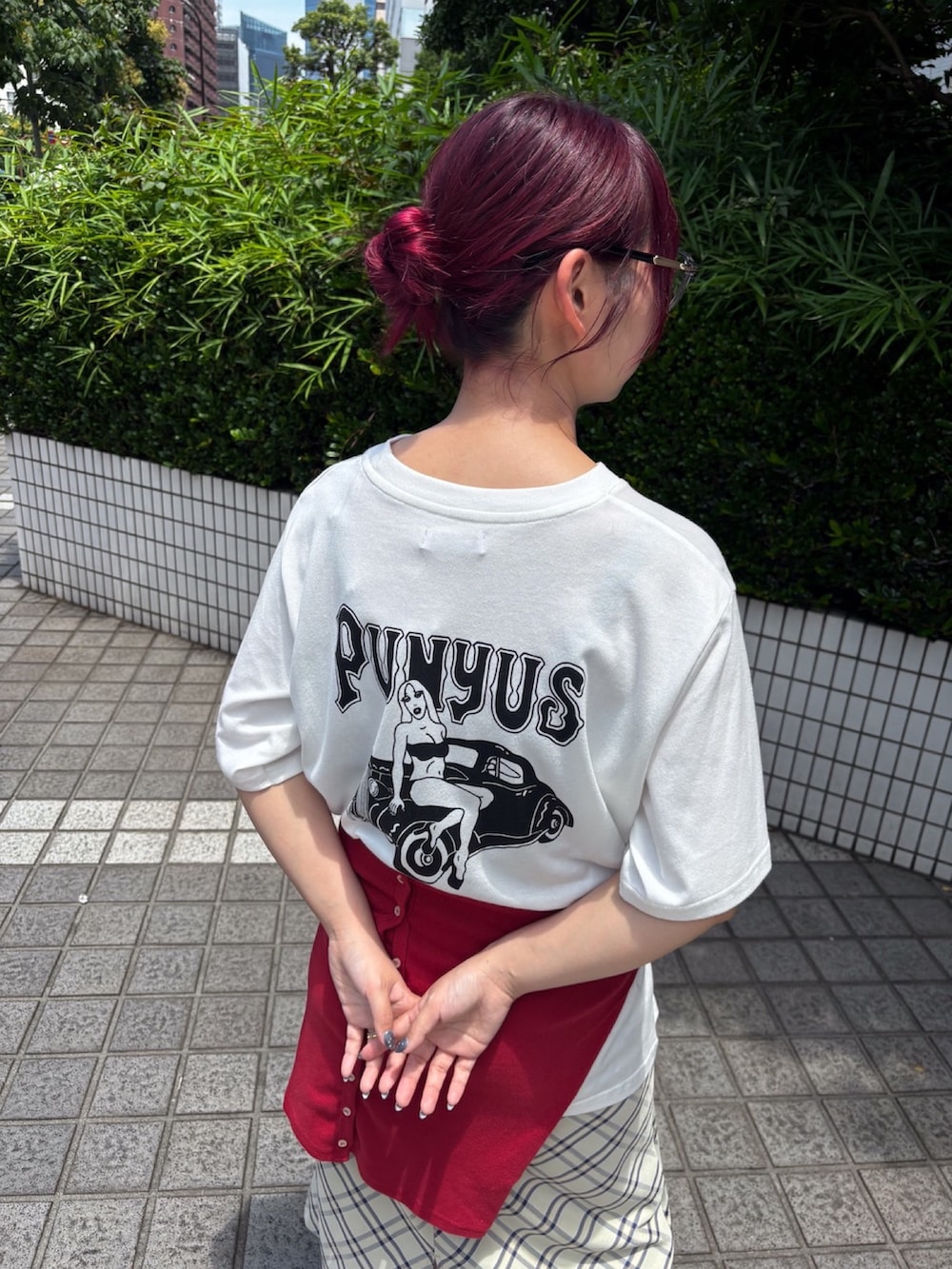 ベージュ系のスカート、レッド系のカーディガン/ボレロ、ホワイト系のTシャツ/カットソーを着用したレディースの夏コーディネートの5枚目の写真