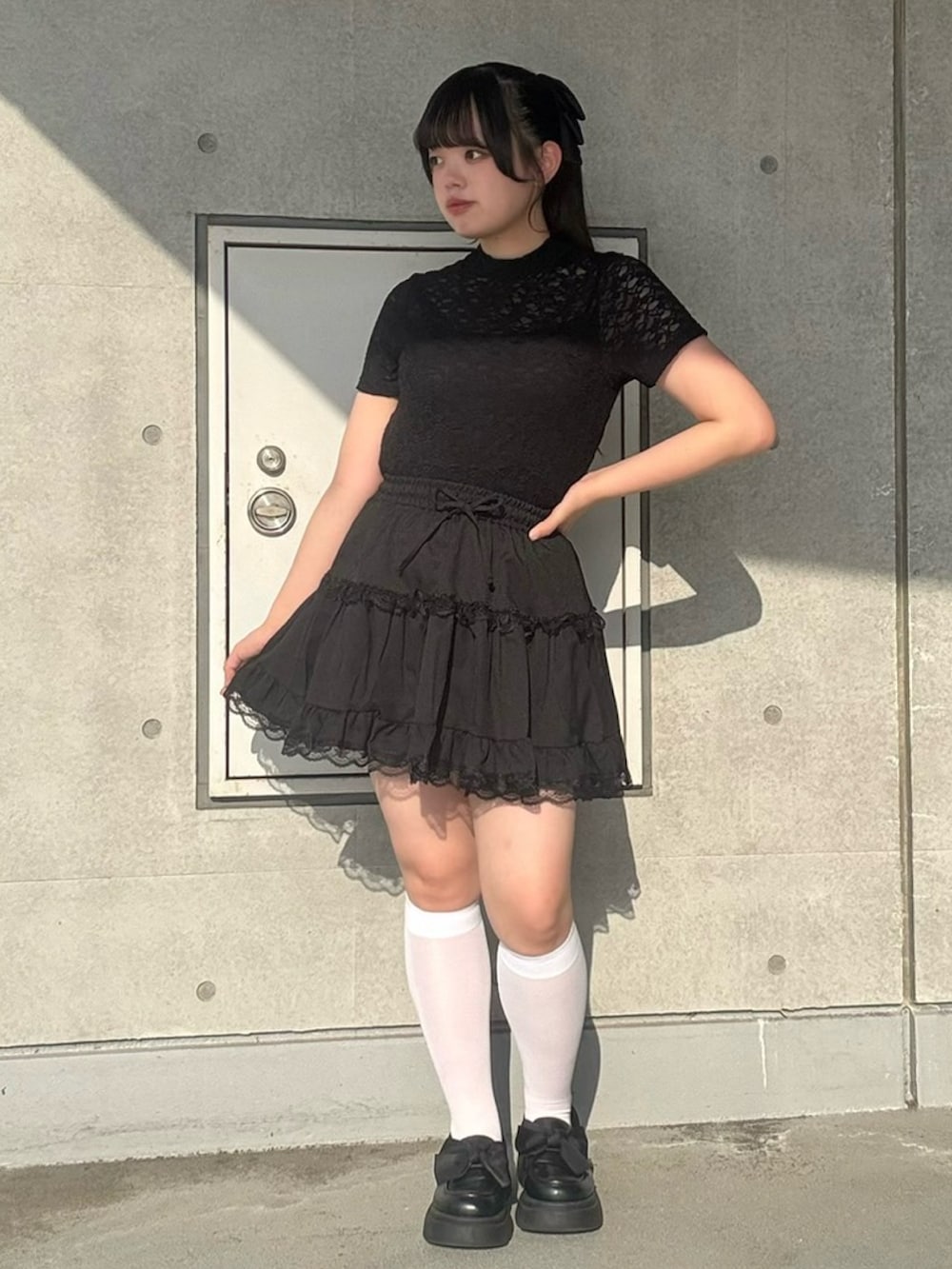 ブラック系のスカート、ブラック系のTシャツ/カットソーを着用したレディースの夏コーディネートの3枚目の写真