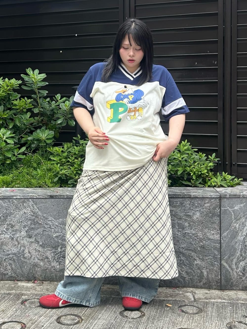 ベージュ系のスカート、ブルー系のTシャツ/カットソー、ブルー系のデニムパンツを着用したレディースの夏コーディネートの2枚目の写真