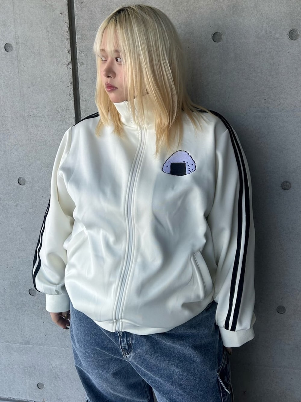 ブルー系のデニムパンツ、ホワイト系のジャージを着用したレディースの冬コーディネートの3枚目の写真