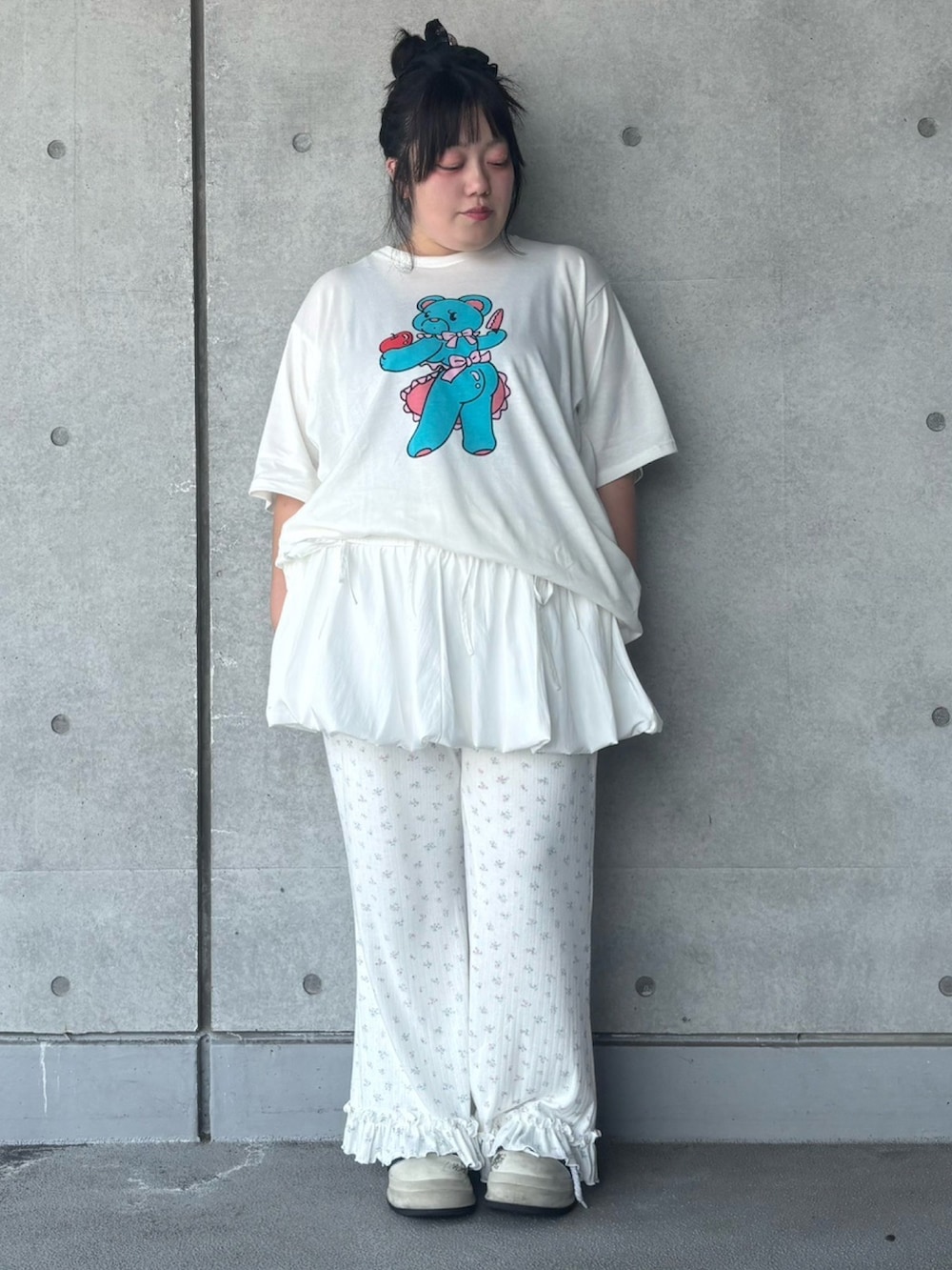 ホワイト系のTシャツ/カットソー、ホワイト系のその他パンツ、ホワイト系のスカートを着用したレディースの夏コーディネートの2枚目の写真