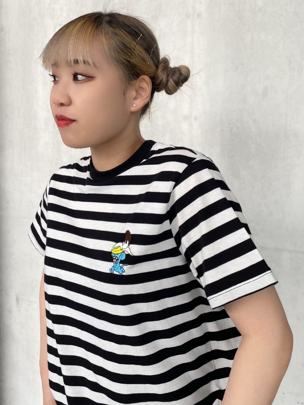 その他のTシャツ/カットソー、パープル系のデニムパンツ、ブラック系のスニーカーを着用したレディースの春コーディネートの3枚目の写真