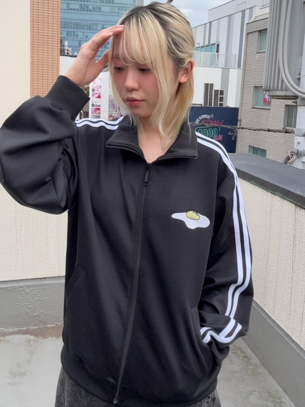 ブラック系のジャージ、ブラック系のデニムパンツ、イエロー系のソックス/靴下を着用したレディースの秋コーディネートの2枚目の写真