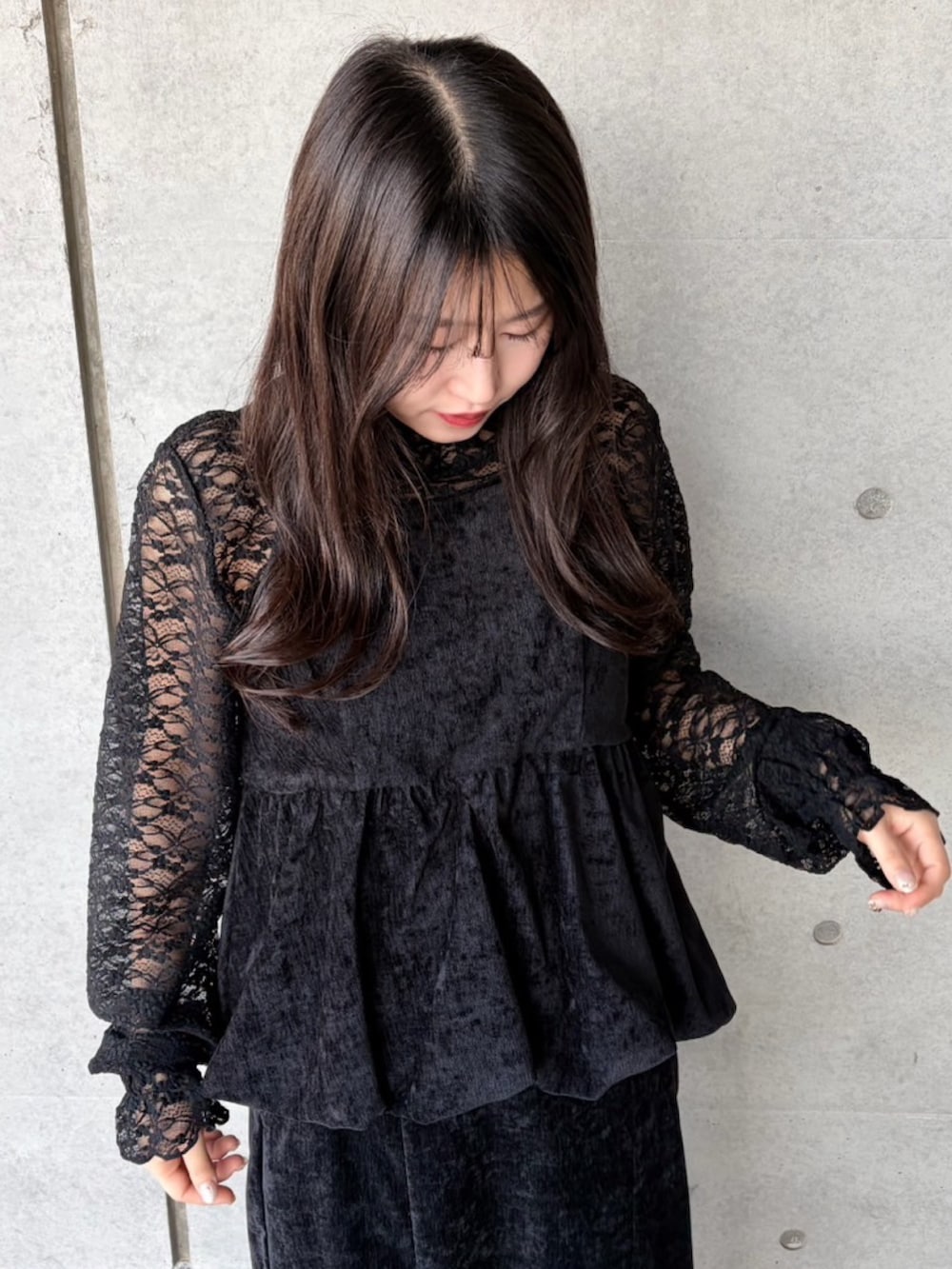 ブラック系のスカート、ブラック系のチュニック、ブラック系のTシャツ/カットソーを着用したレディースの冬コーディネートの4枚目の写真