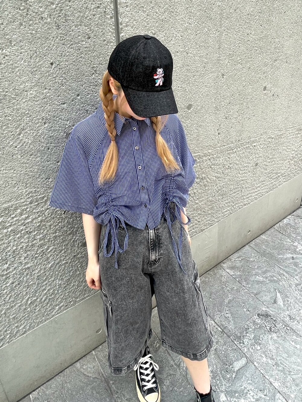 ブラック系のデニムパンツ、ブルー系のシャツ/ブラウスを着用したレディースの夏コーディネートの4枚目の写真