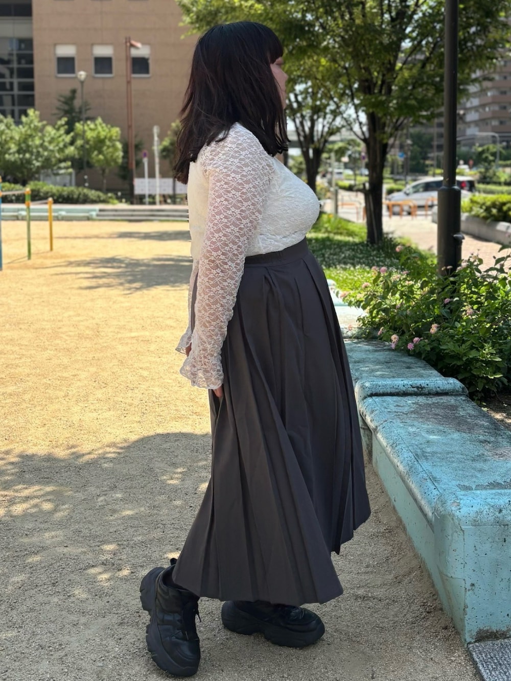 グレー系のスカート、ホワイト系のTシャツ/カットソーを着用したレディースの夏コーディネートの3枚目の写真