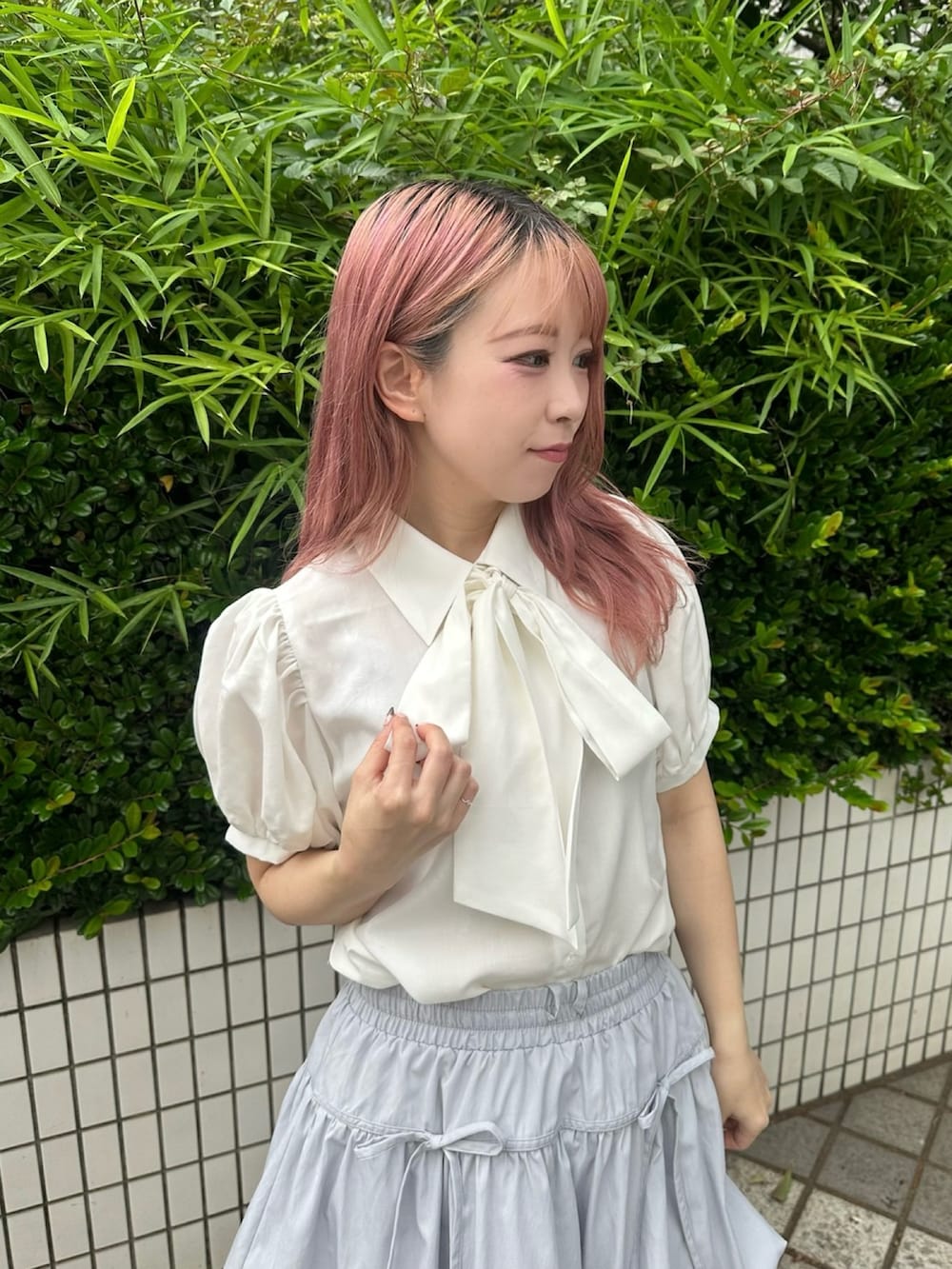 ホワイト系のシャツ/ブラウス、グレー系のスカートを着用したレディースの夏コーディネートの5枚目の写真