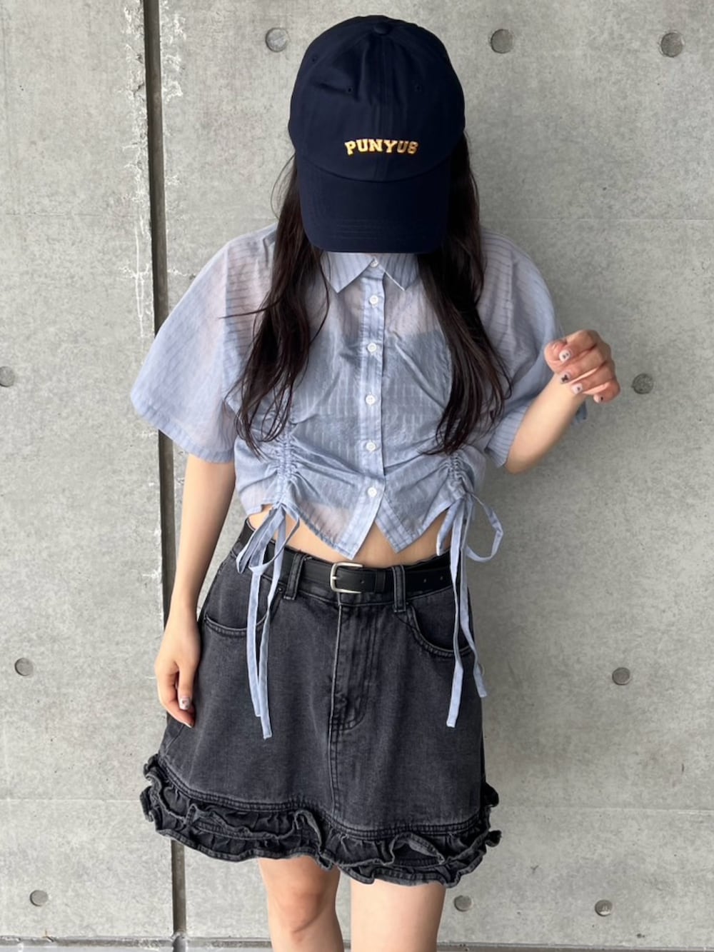 ブルー系のシャツ/ブラウス、ブラック系のデニムスカート、ブルー系のキャップを着用したレディースの夏コーディネートの2枚目の写真