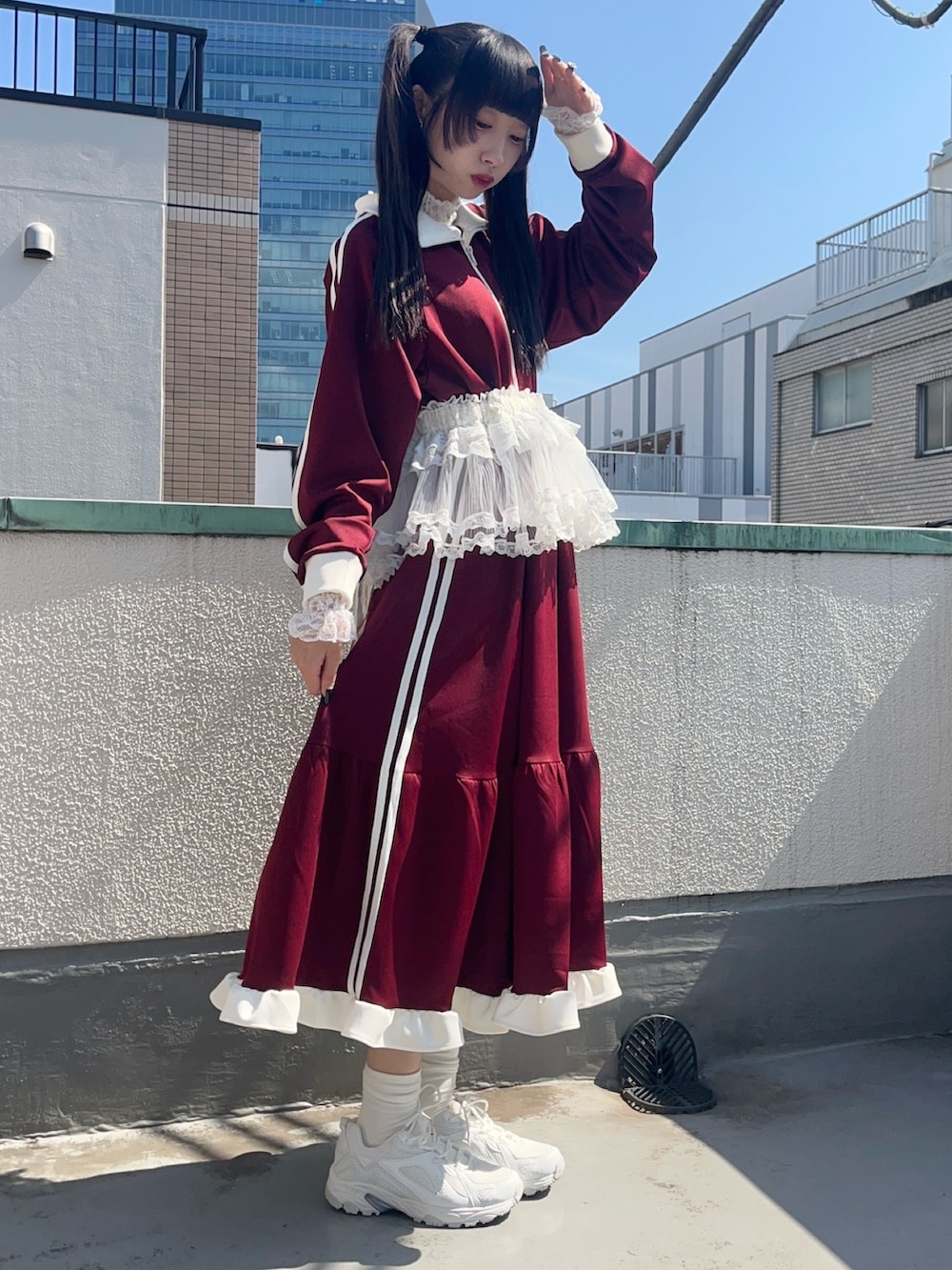 レッド系のワンピース、ホワイト系のスカート、ホワイト系のTシャツ/カットソーを着用したレディースの秋コーディネートの4枚目の写真