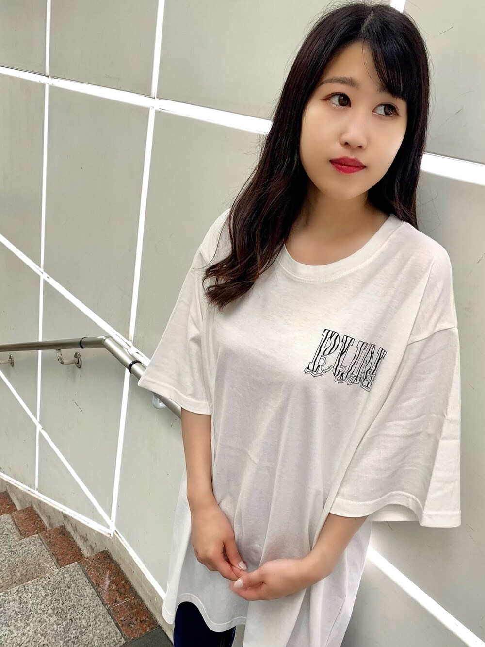 ブルー系のデニムパンツ、ブラック系のサンダル、ブラック系のTシャツ/カットソーを着用したレディースの夏コーディネートの3枚目の写真