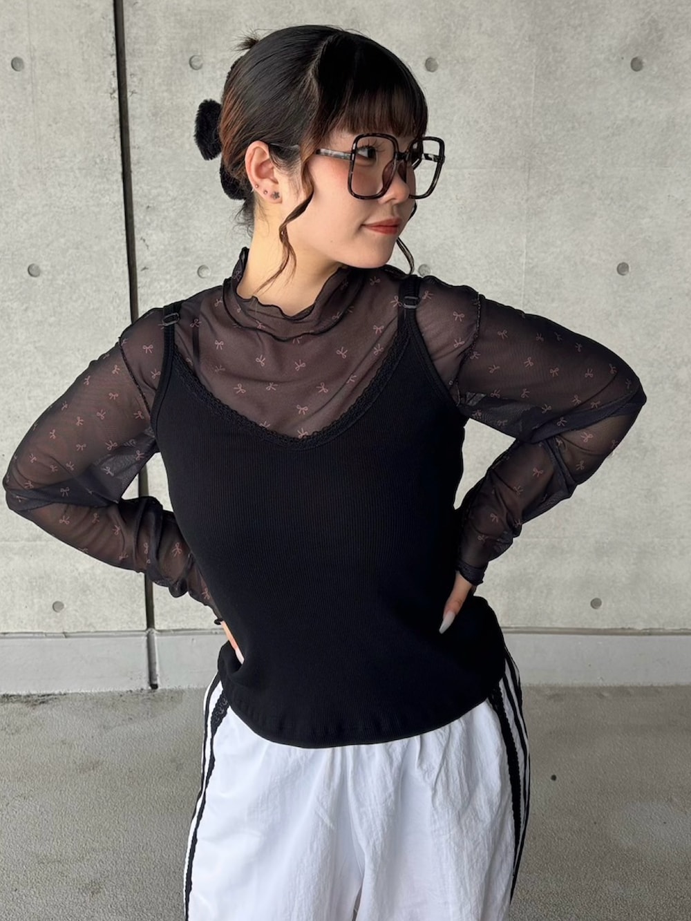 ホワイト系のその他パンツ、ブラック系のTシャツ/カットソーを着用したレディースの秋コーディネートの4枚目の写真