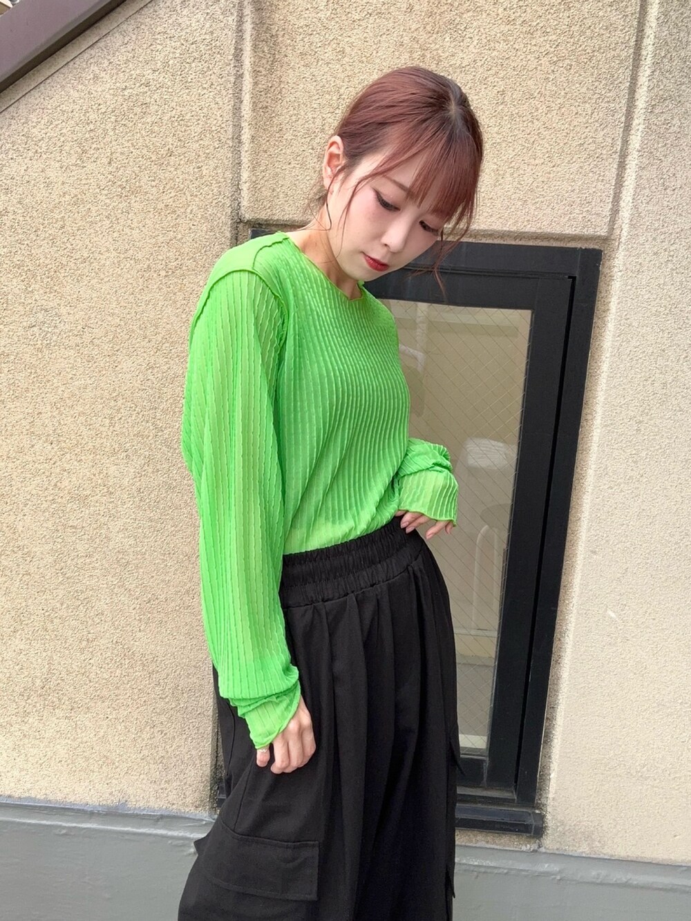 グリーン系のTシャツ/カットソー、ブラック系のカーゴパンツを着用したレディースの春コーディネートの2枚目の写真