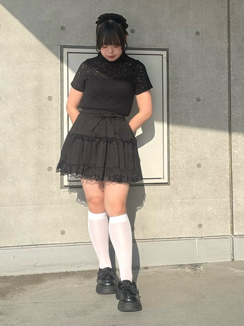ブラック系のスカート、ブラック系のTシャツ/カットソーを着用したレディースの夏コーディネートの2枚目の写真