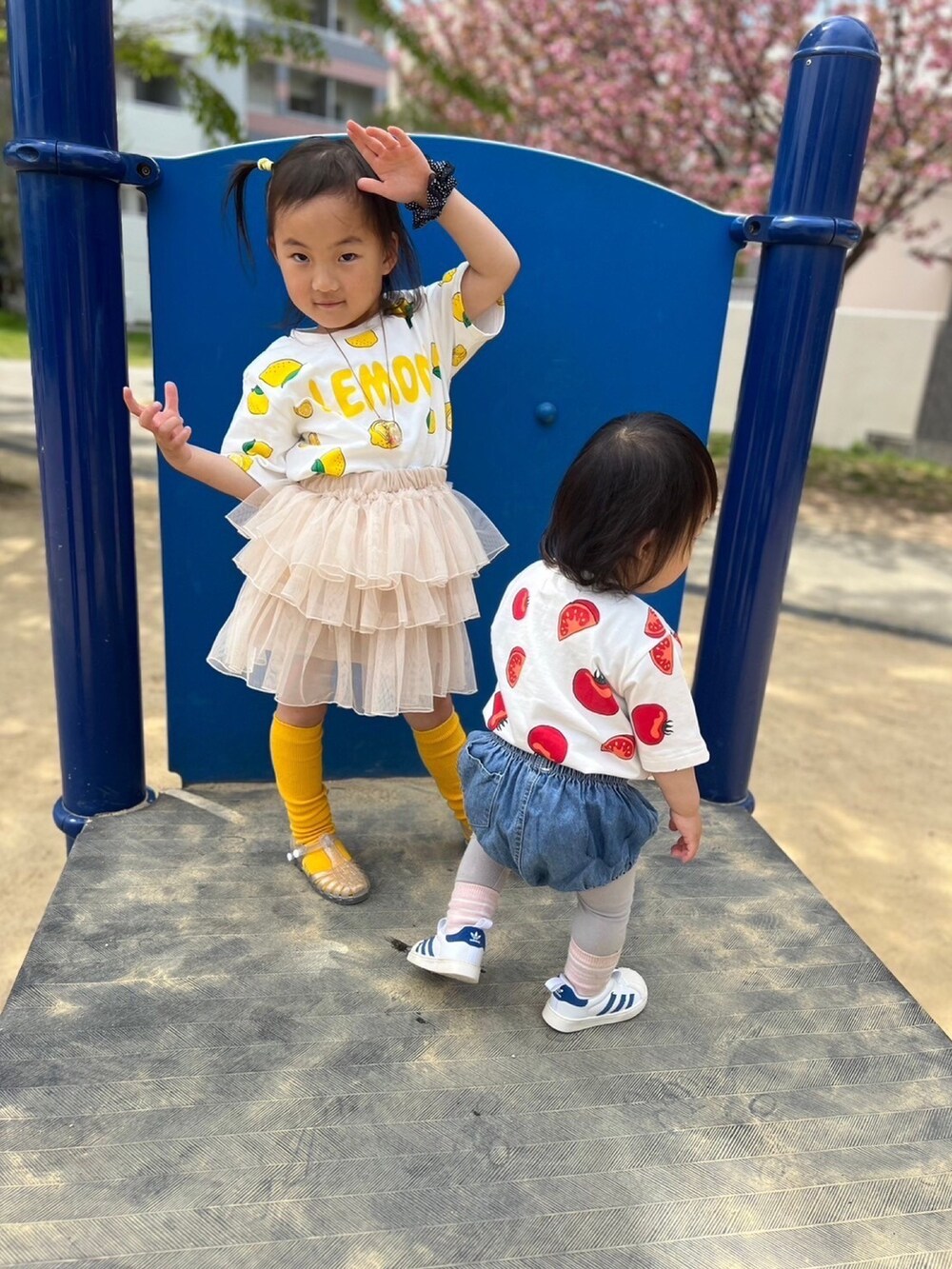 レッド系のTシャツ/カットソー、イエロー系のTシャツ/カットソーを着用したレディースの春コーディネートの2枚目の写真