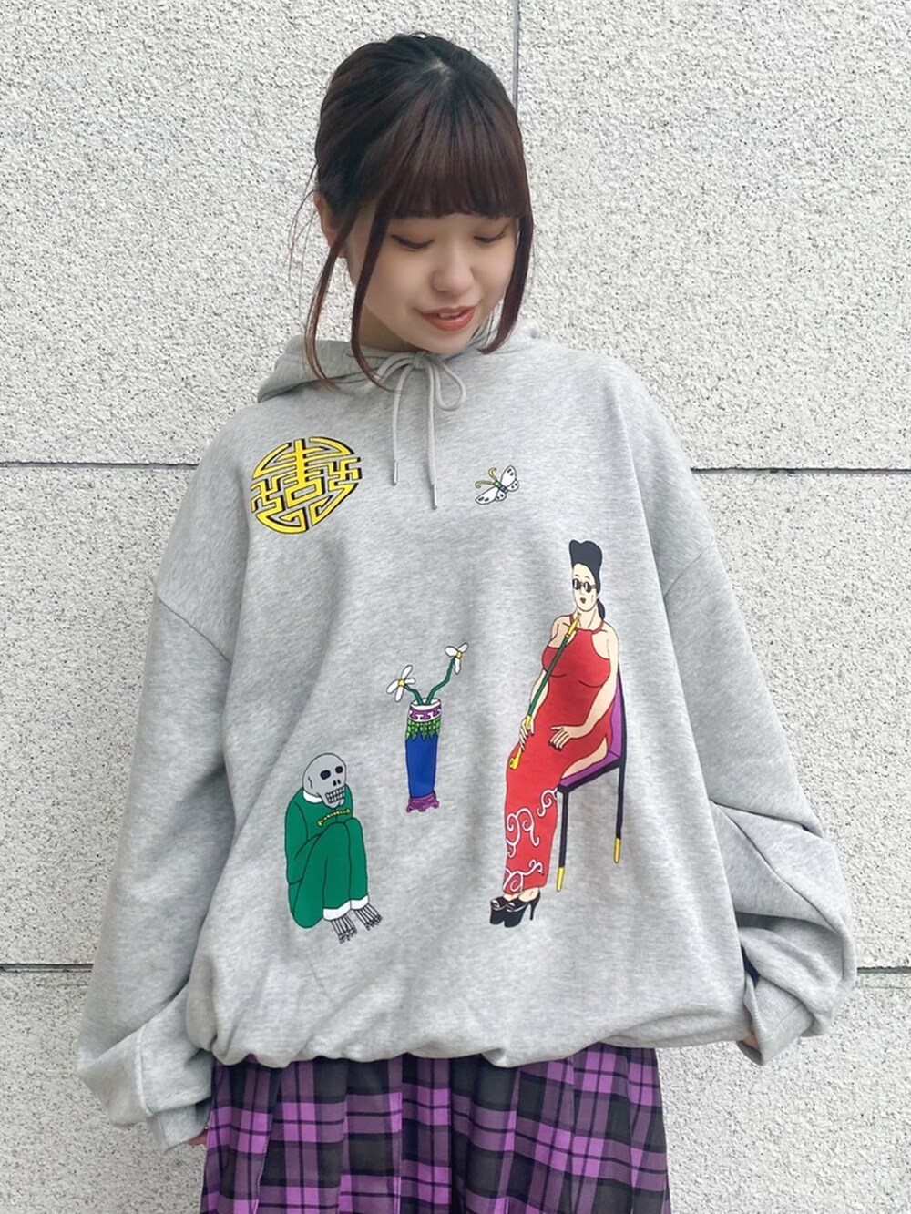 グレー系のパーカー、パープル系のスカートを着用したレディースの秋コーディネートの3枚目の写真