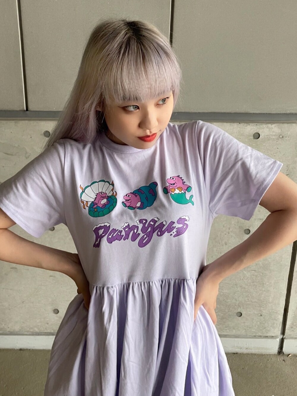 パープル系のワンピース、ブラック系のサンダルを着用したレディースの夏コーディネートの2枚目の写真