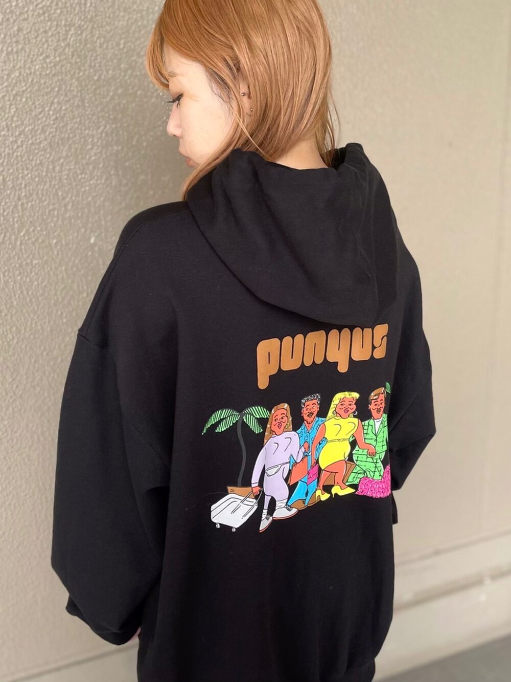 ブラック系のパーカー、ピンク系のレギンス/スパッツを着用したレディースの秋コーディネートの3枚目の写真