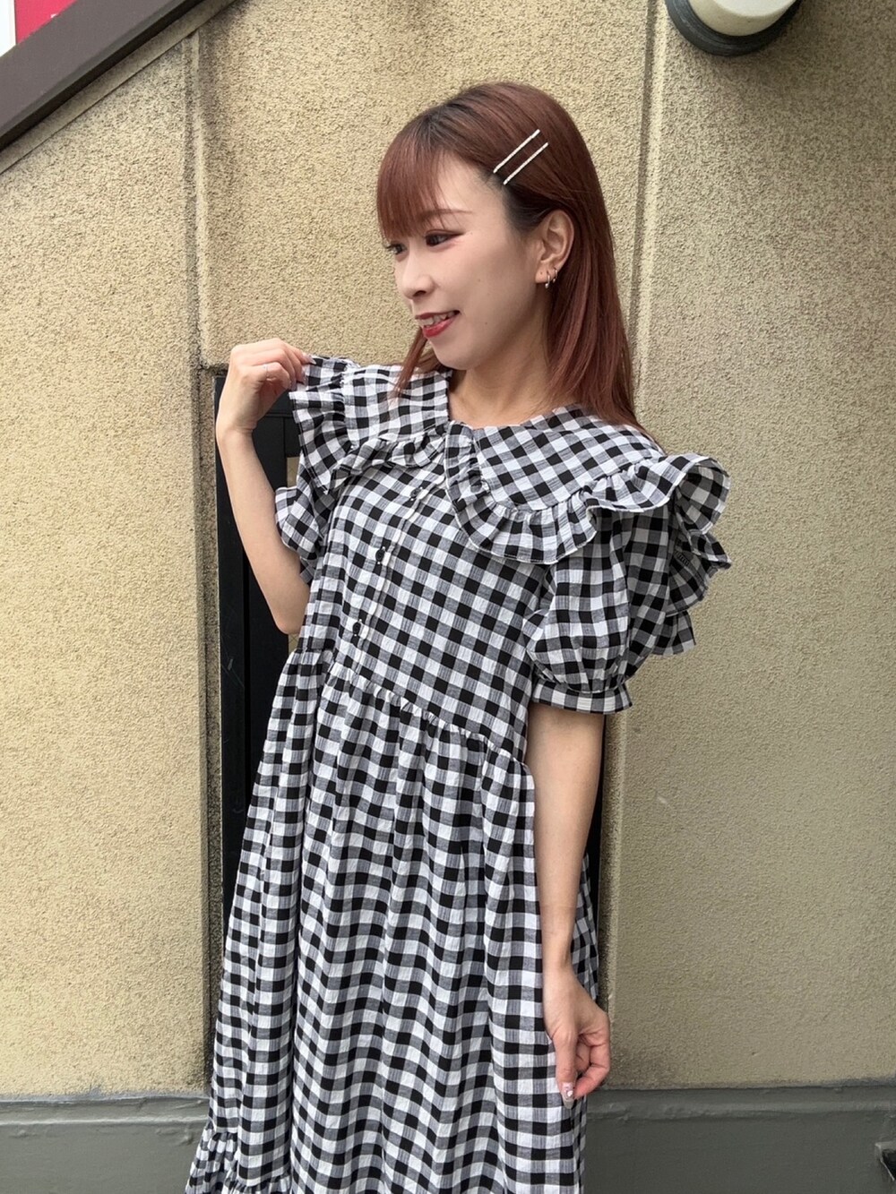 ブラック系のワンピースを着用したレディースの春コーディネートの4枚目の写真