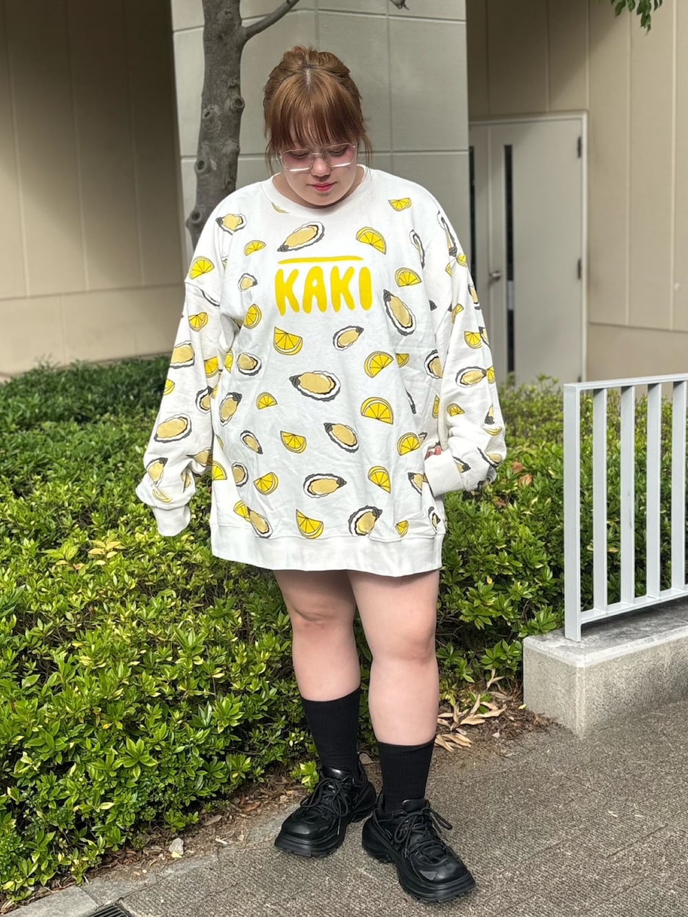 イエロー系のスウェットを着用したレディースの秋コーディネートの3枚目の写真