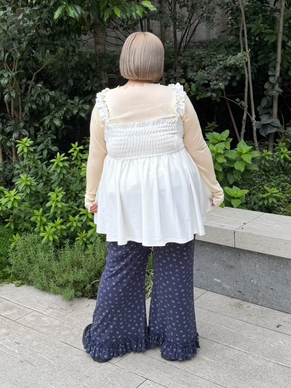 ブルー系のその他パンツ、ホワイト系のワンピース、イエロー系のTシャツ/カットソーを着用したレディースの秋コーディネートの5枚目の写真