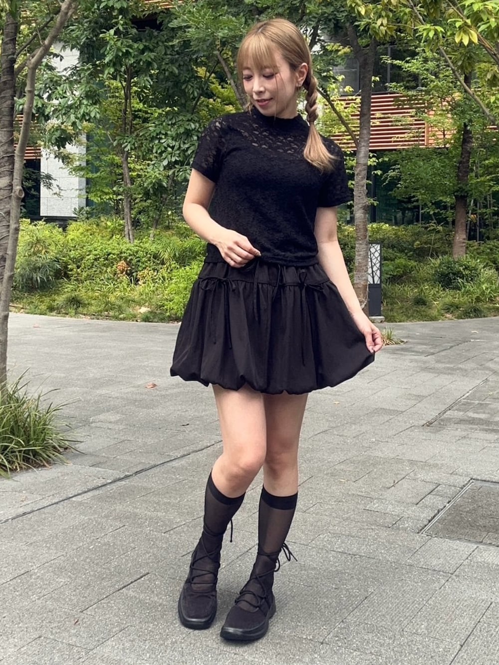 ブラック系のスカート、ブラック系のTシャツ/カットソーを着用したレディースの夏コーディネートの5枚目の写真